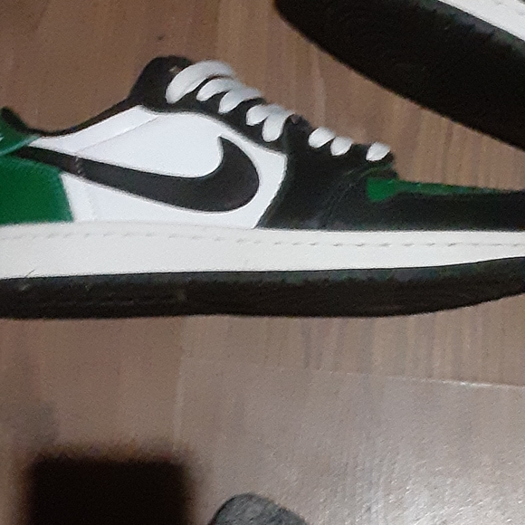 Nike Black, White, and Green Men's Sneakers - Picture 3 of 9